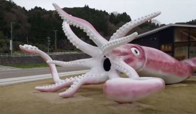 Скульптура гигантского кальмара для оживления постковидной экономики - chert-poberi.ru - Япония