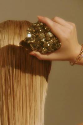 24 лучших средства года для волос по версии Glamour... - glamour.ru