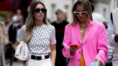 Simone Rocha - Streetstyle: как одеваются гости на Неделе моды в Лондоне - vogue.ua - Лондон - Victoria - county Beckham