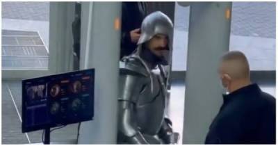 Охранники не захотели пускать в торговый центр рыцаря в доспехах - porosenka.net - Киев