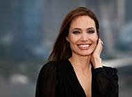 Анджелина Джоли - Вечная классика: Анджелина Джоли показала стильное пальто на осень 2021 - cosmo.com.ua