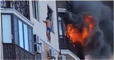 Мужчина в одних трусах вылез на карниз многоэтажки, чтобы спастись от пожара (1 фото + 1 видео) - chert-poberi.ru - Анапа