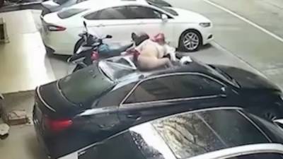 «Попробовали новое»: голая девушка выпала из окна во время секса и попала на видео - porosenka.net