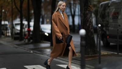 Маркет-директор отдела моды Vogue выбирает 5 пальто из мужские коллекций, которые впишутся в женский гардероб - vogue.ru