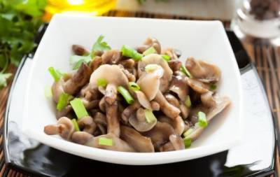 Салат с маринованными опятами и курицей: простое и вкусное грибное блюдо - hochu.ua