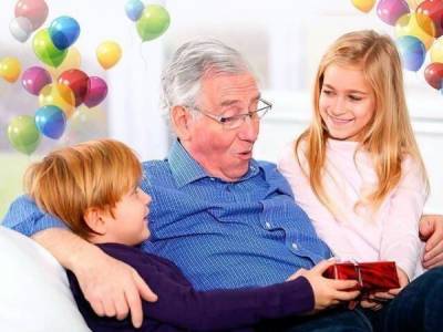 45 идей что подарить дедушке на День рождения от внучки и внука - porosenka.net