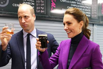 Кейт Миддлтон - Kate Middleton - Кейт Миддлтон и принц Уильям выпили пива со студентами в Северной Ирландии - spletnik.ru - Лондон - Ирландия - county Prince William