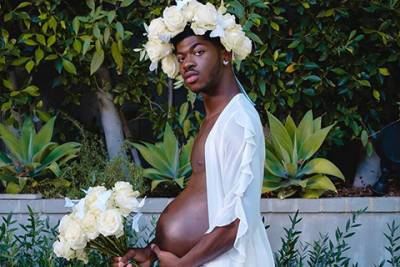 Рэпер Lil Nas X снялся в образе беременного мужчины в новой фотосессии - spletnik.ru