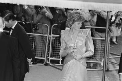 Джеймс Бонд - принц Чарльз - Шон Коннери - Елизавета Королева (Ii) - Британская королевская семья на премьерах фильмов о Джеймсе Бонде - vogue.ua - Лондон
