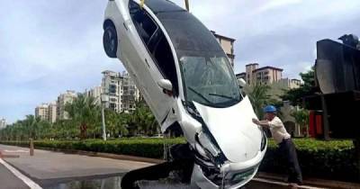 В Китае электромобиль Tesla упал в канал: вся семья, находившаяся в машине, осталась жива - porosenka.net - Китай