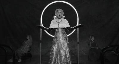 Louis Vuitton - Vivienne Westwood - Сэм Макнайт - Harris Reed - Все модные образы Адель в клипе Oh My God - vogue.ua