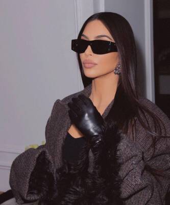 Ким Кардашьян - Чтобы подчеркнуть фигуру, сочетайте огромное пальто с легинсами, как это делает Ким Кардашьян - elle.ru