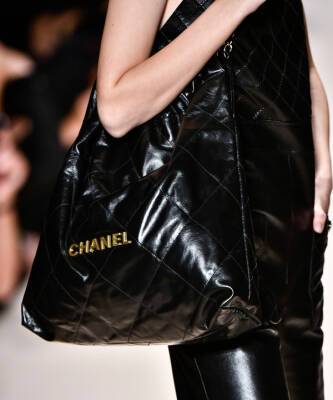 Крупным планом: новая сумка Chanel 22 - elle.ru