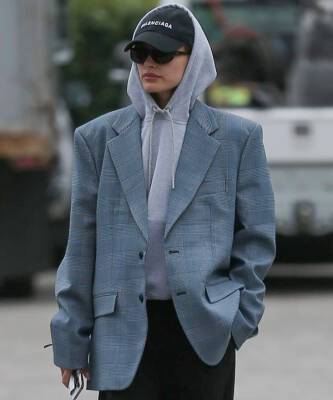 Хейли Бибер - Белла Хадид - Хейли Бибер носит худи с пиджаком oversize: модная и очень комфортная комбинация на каждый день - elle.ru