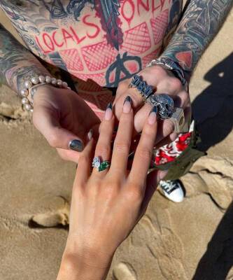 Свадебный маникюр для молодоженов: Меган Фокс и Machine Gun Kelly красят ногти в серебристый металлик - elle.ru