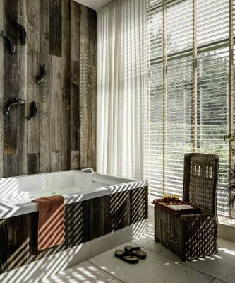 Ванная комната с окном: 40+ впечатляющих примеров - elle.ru