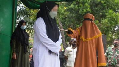 В Индонезии любовников наказали за измену плетью: женщина получила 100 ударов, а мужчина — 15 - womo.ua - Франция - Индонезия