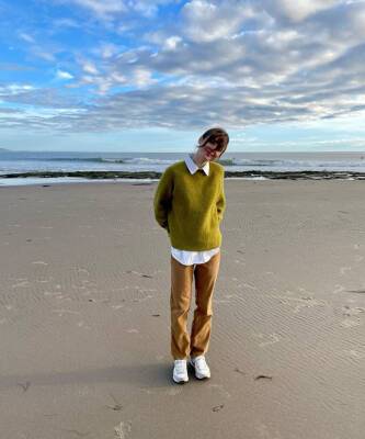 Лиля Коллинз - Когда не знаешь, что надеть: уютный образ Лили Коллинз для прогулки с оливковым свитером и белой рубашкой - elle.ru