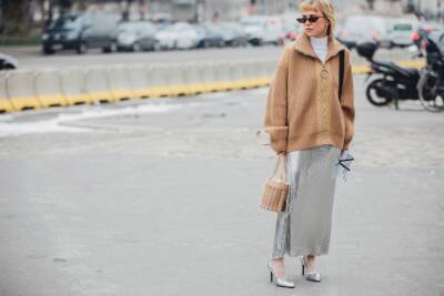 Streetstyle: как вписать блестящую юбку в весенний гардероб - vogue.ua