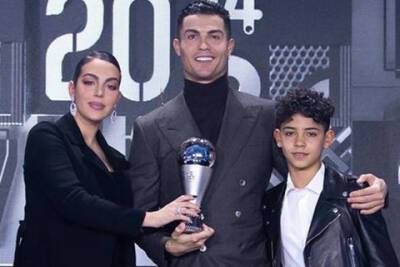 Криштиану Роналду - Cristiano Ronaldo - Криштиану Роналду посетил премию The Best FIFA Football Awards вместе с беременной возлюбленной и старшим сыном - spletnik.ru - Швейцария