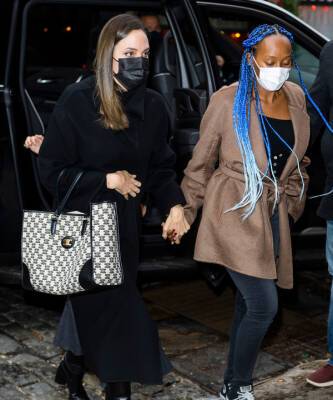 Анджелина Джоли - Синие косички на день рождения: Анджелина Джоли в кашемировом пальто и с сумкой Celine гуляет с дочкой-бунтаркой Захарой - elle.ru - Нью-Йорк
