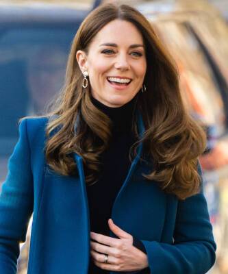 Кейт Миддлтон - принц Уильям - Роскошно — не значит дорого: Кейт Миддлтон в брюках за 170 фунтов и серьгах стоимостью 7 фунтов в Музее подкидышей - elle.ru - Лондон