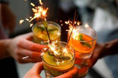 Выпить, но не перепить: 8 советов, как уменьшить употребление алкоголя в праздники - lifehelper.one