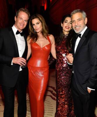 Синди Кроуфорд - Джордж Клуни - Амаль Клуни - Ренди Гербер - Амаль Клуни и Синди Кроуфорд оделись абсолютно идентично для похода в ресторан с мужьями. И обе выглядят бесподобно! - elle.ru - Лос-Анджелес