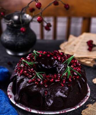 Рецепт дня: шоколадный кекс с гранатом, который вы приготовите за 40 минут - elle.ru