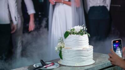 Невеста решила развестись сразу после свадьбы. Как жених оплошал с тортом - wmj.ru