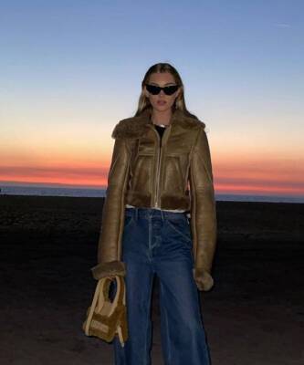 Эльза Хоск - Эльза Хоск нашла правильные широкие джинсы, которые добавляют роста и делают ноги длиннее - elle.ru