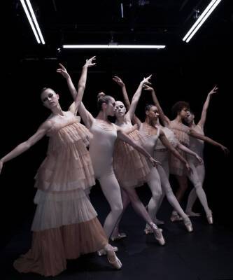 Zara - Коллаборация ZARA с Нью-Йоркским балетом и другие модные новости недели - elle.ru