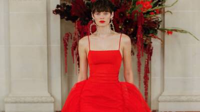Carolina Herrera - Oscar De-La-Renta - Самые красивые красные платья ко Дню святого Валентина - vogue.ua