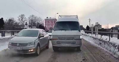 В Новосибирске принципиальный водитель не позволил автохаму проехать по встречной полосе - porosenka.net - Новосибирск