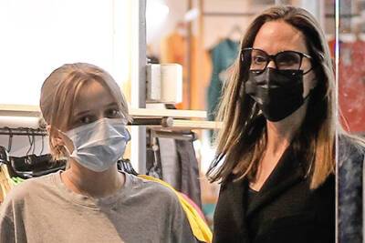 Анджелина Джоли - Angelina Jolie - Off-duty: Анджелина Джоли с дочерью Вивьен на шопинге в Лос-Анджелесе - spletnik.ru - Нью-Йорк - Лос-Анджелес