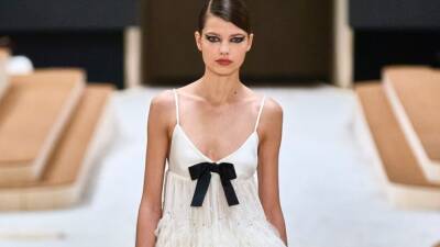 Шарлотта Казираги - Карл Лагерфельд - Летняя свежесть: коллекция Chanel Couture весна-лето 2022 - vogue.ua - Франция