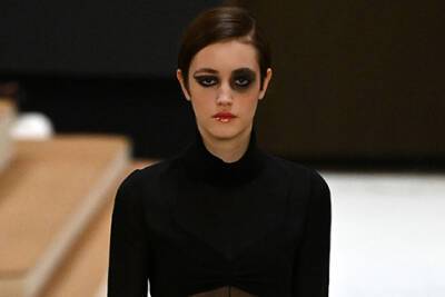 Габриэль Шанель - Шарлотта Казираги - Chanel обвинили в "гламуризации насилия" из-за макияжа моделей на кутюрном показе - spletnik.ru - Париж