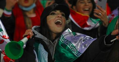 Впервые за 3 года женщины Ирана смогли прийти на национальный футбольный матч - womo.ua - Иран - Ирак - Тегеран