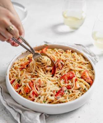 Один дома: рецепт нежных спагетти с крабом в сливочном соусе - elle.ru