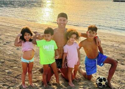 Криштиану Роналду - Cristiano Ronaldo - Криштиану Роналду вместе с беременной женой и 4-мя детьми отправились на пляж - starslife.ru