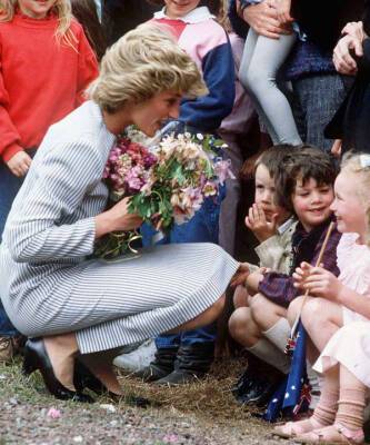 принцесса Диана - принц Чарльз - Лиля Коллинз - Джеймс Корден - Актриса Лили Коллинз рассказала как однажды вырвала букет цветов из рук принцессы Дианы - elle.ru - Париж