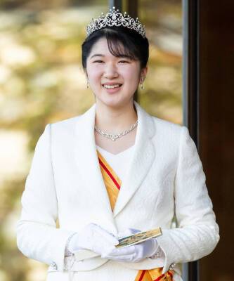 Хрустальная хризантема с нежным веером: японская принцесса Айко изящно приступила к королевским обязанностям - elle.ru - Япония