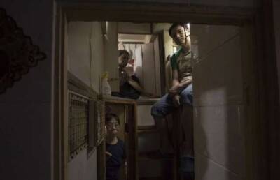 Как живут гонконгцы в своих «квартирах-гробах» (14 фото) - chert-poberi.ru - Гонконг - Гонконг