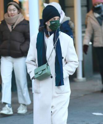 Кэти Холмс - Обоснованная роскошь: Кэти Холмс в белом пальто доказывает, что это самая модная покупка на зиму и весну 2022 - elle.ru