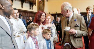 король Чарльз - Король Чарльз зустрівся з українськими біженцями під час візиту до Шотландії - womo.ua