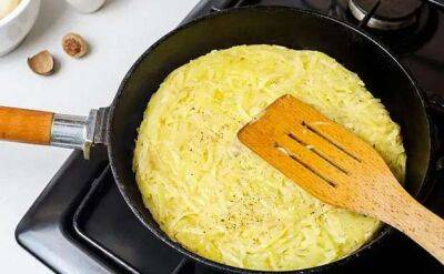 Завтрак для ленивых: трем картошку на терке, добавляем яйцо и сразу на сковороду - lublusebya.ru