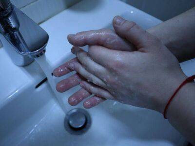 Антон Курчев - Как правильно вымыть руки перед началом уборки в квартире: лайфхак для сохранения чистоты ладоней - lifehelper.one