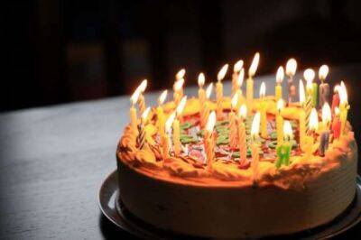 Почему мы задуваем свечи на торте в день рождения - chert-poberi.ru - Греция