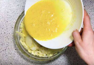 Заливаем капусту яйцами и пирог почти готов - milayaya.ru