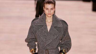 Louis Vuitton - saint Laurent - Simone Rocha - Верхній одяг зі спущеними плечима – модний тренд сезону осінь-зиму 2022/2023 - vogue.ua
